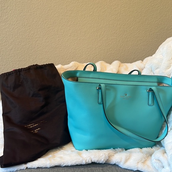 Kate spade tote with inside zipper pocket and two pockets on other side. - Picture 1 of 14